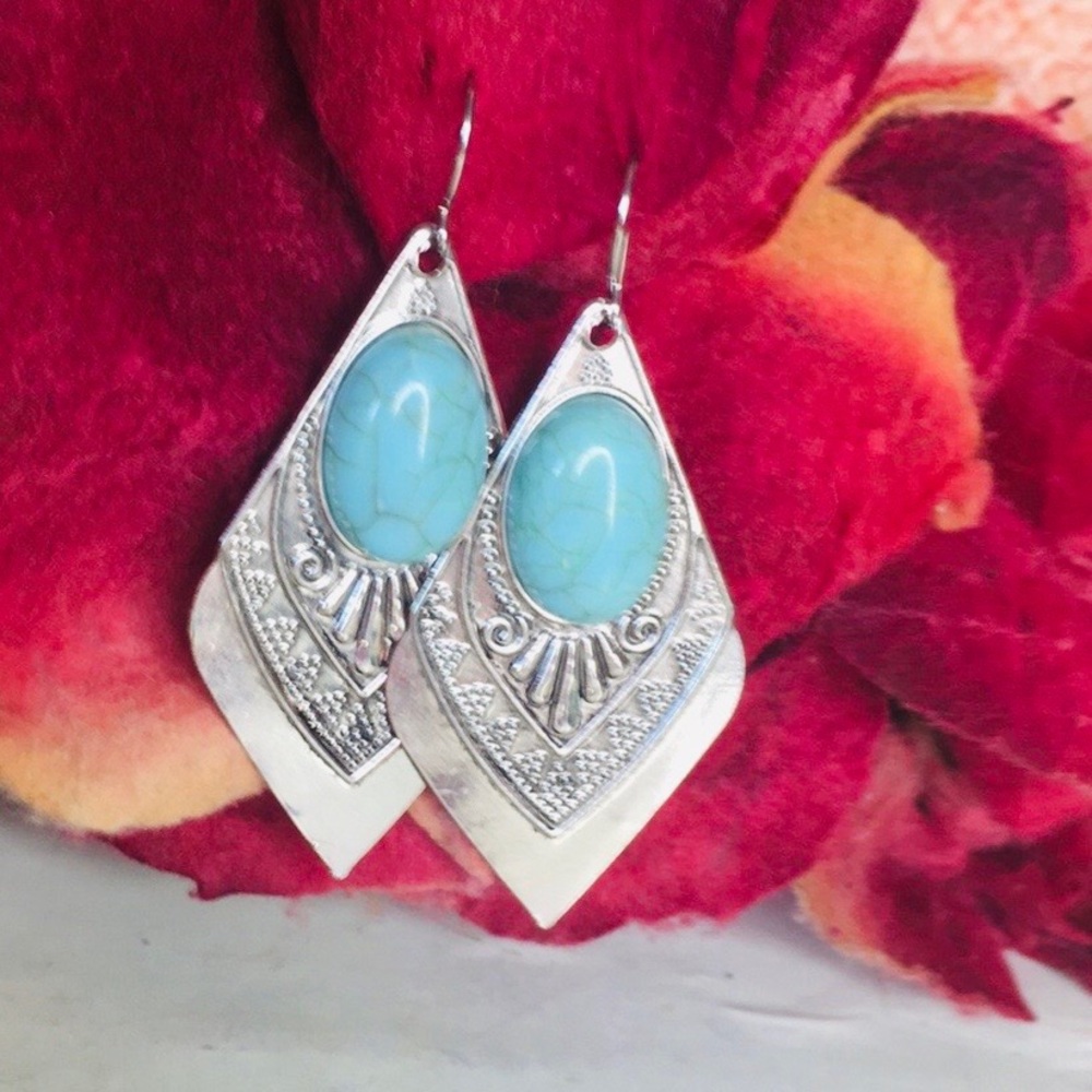 Vintage Lightweight  Silver tone Turquenite Teardrop Earrings